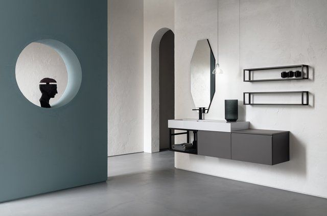 Un bagno con lavandino, specchio e mensole