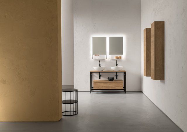 Un bagno con due lavandini e due specchi.