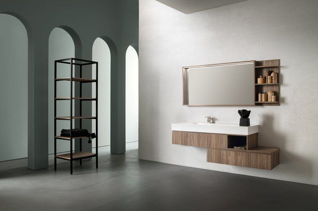 Un bagno con un lavandino e uno specchio