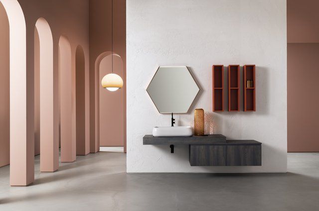 Un bagno con lavandino, specchio e mensole.