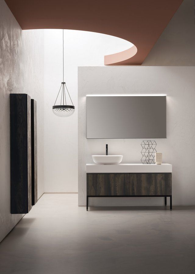 Un bagno con un lavandino e uno specchio sul muro