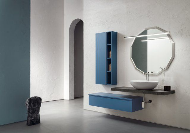 Un bagno con un lavandino e uno specchio sul muro