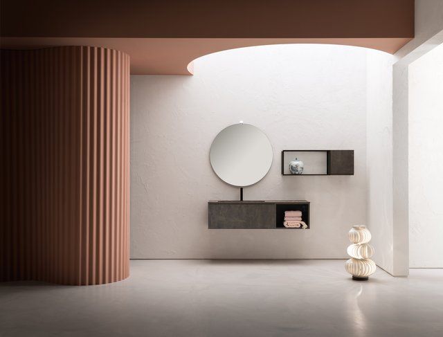 Un bagno con lavandino, specchio e mensole