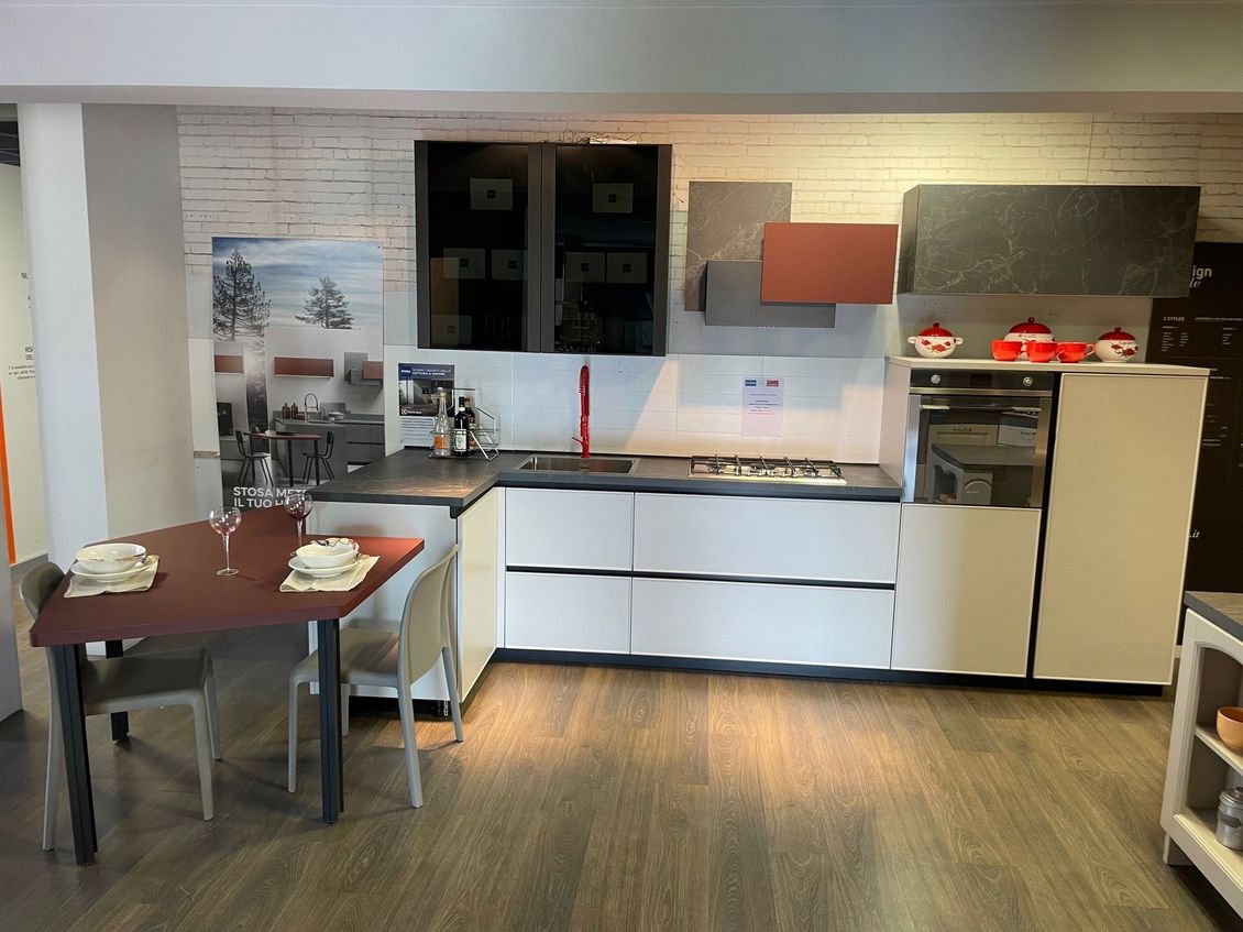 Una cucina con un tavolo e delle sedie