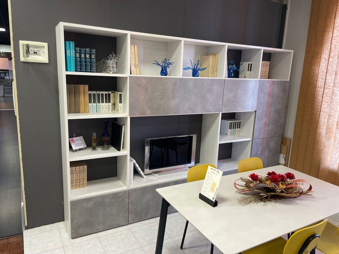 Una sala da pranzo con tavolo, sedie e una libreria