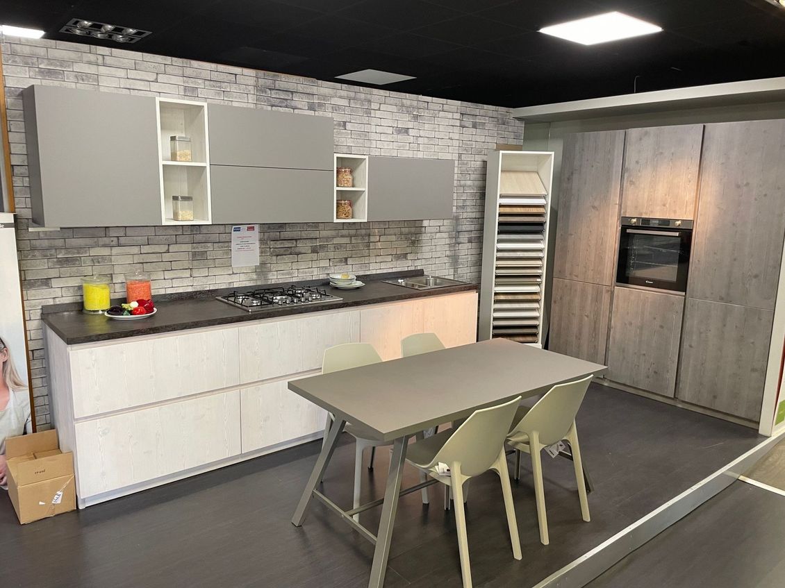 Una cucina con tavolo e sedie