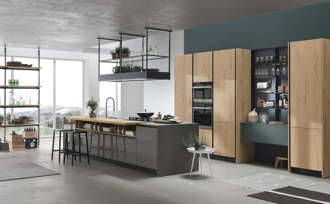 Una cucina con mobili in legno e una grande isola al centro.
