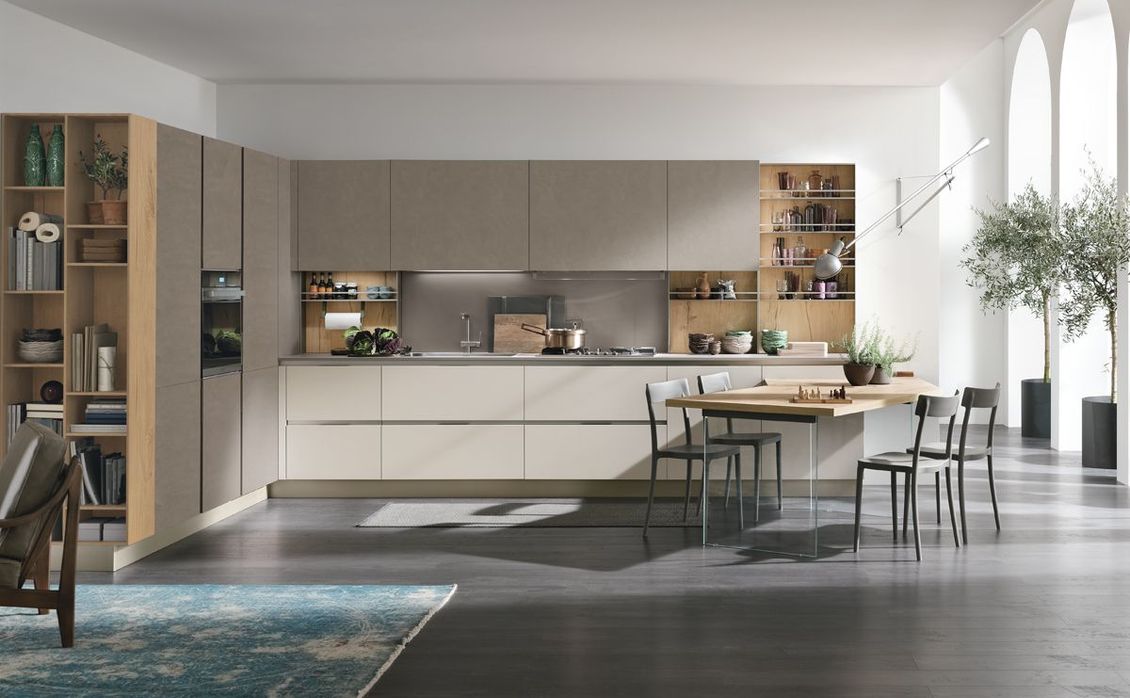 Una cucina con tavolo e sedie.