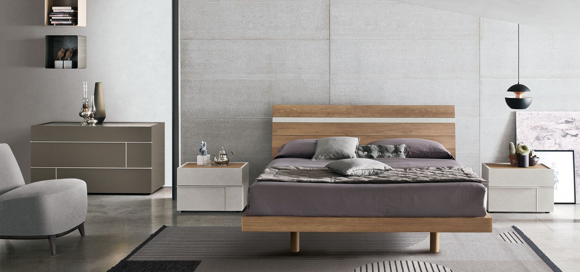 Una camera da letto con un letto, una cassettiera, un comodino, una sedia e un tappeto.