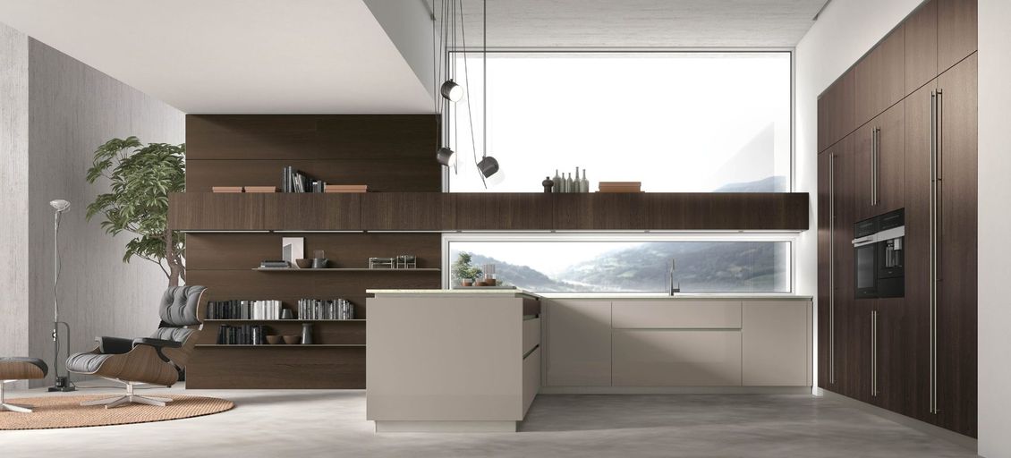 Una cucina con mobili in legno e una grande finestra