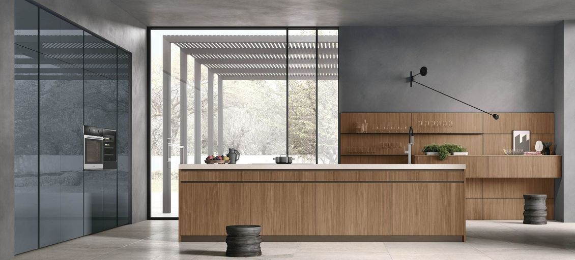 Una cucina moderna con mobili in legno e una grande isola al centro.