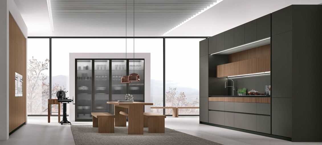 Una cucina con tavolo e sedie