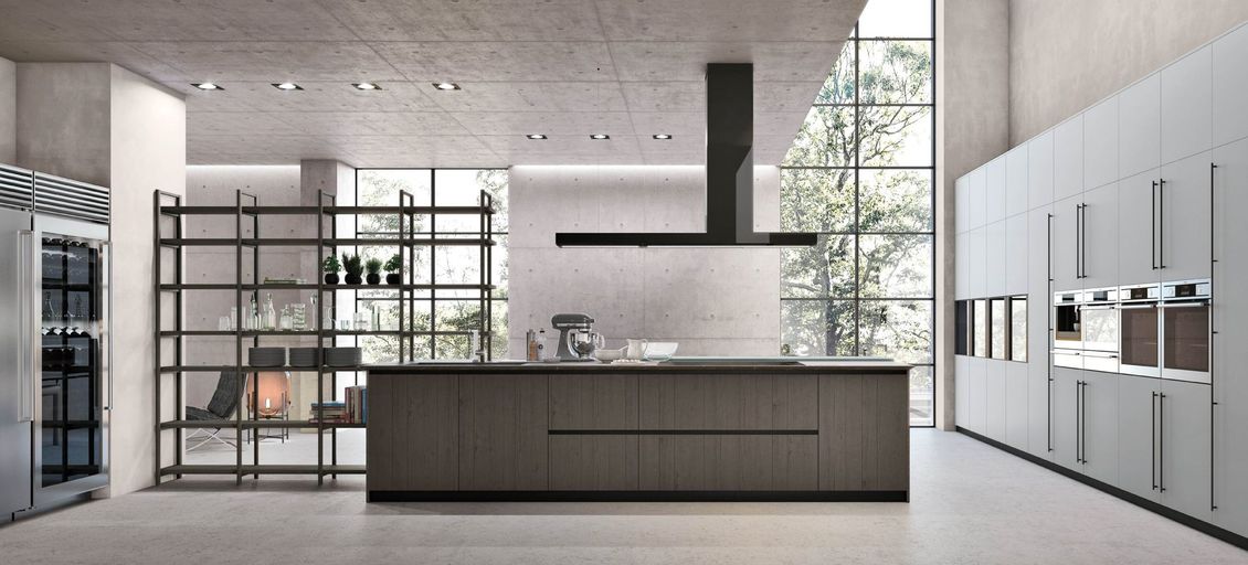 Una cucina con una grande isola al centro