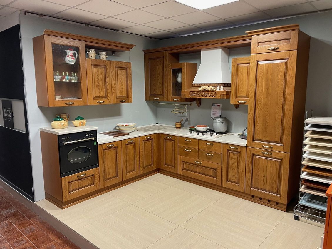 Una cucina con mobili in legno e una stufa nera
