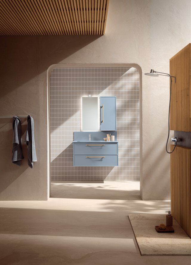 Un bagno con lavandino, specchio e doccia.