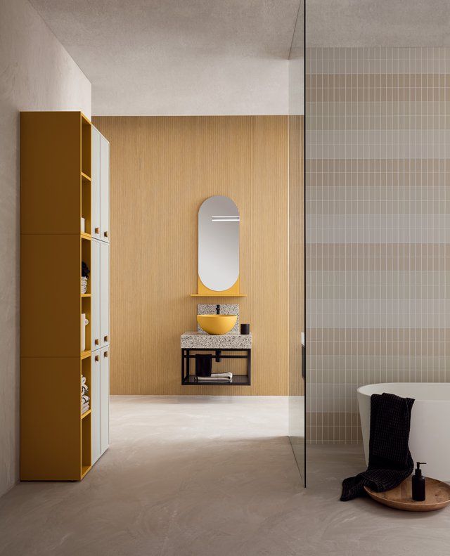 Un bagno con lavandino, specchio e vasca