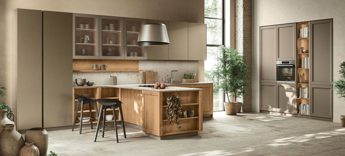 Una cucina con una grande isola al centro della stanza.