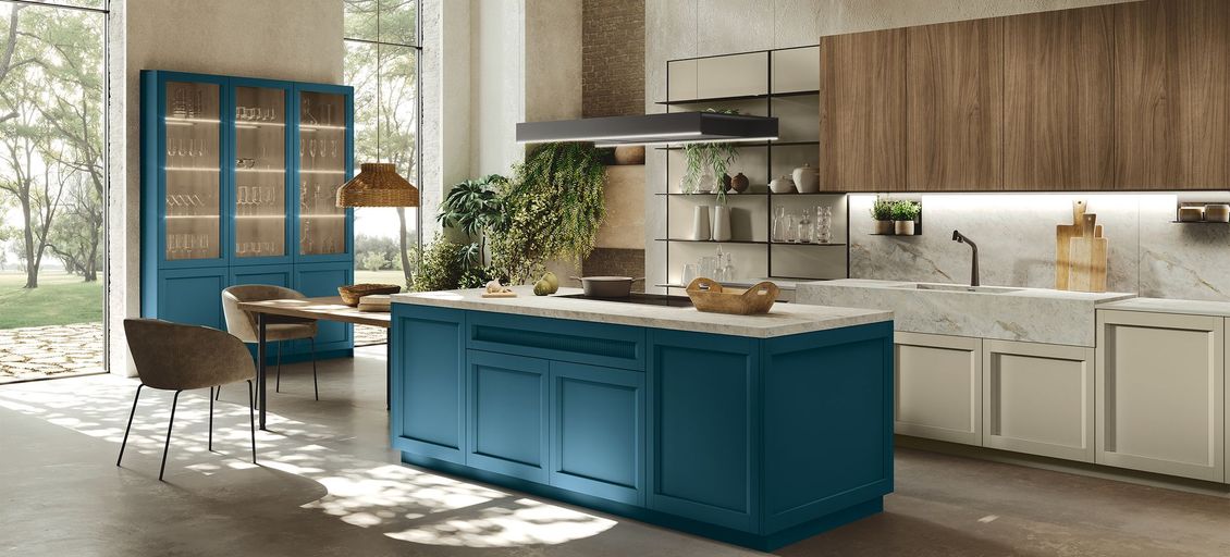 Una cucina con mobili blu e una grande isola al centro.