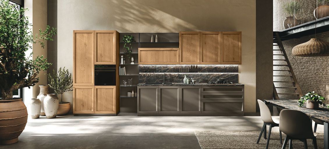 Una cucina con mobili in legno ed elettrodomestici in acciaio inossidabile
