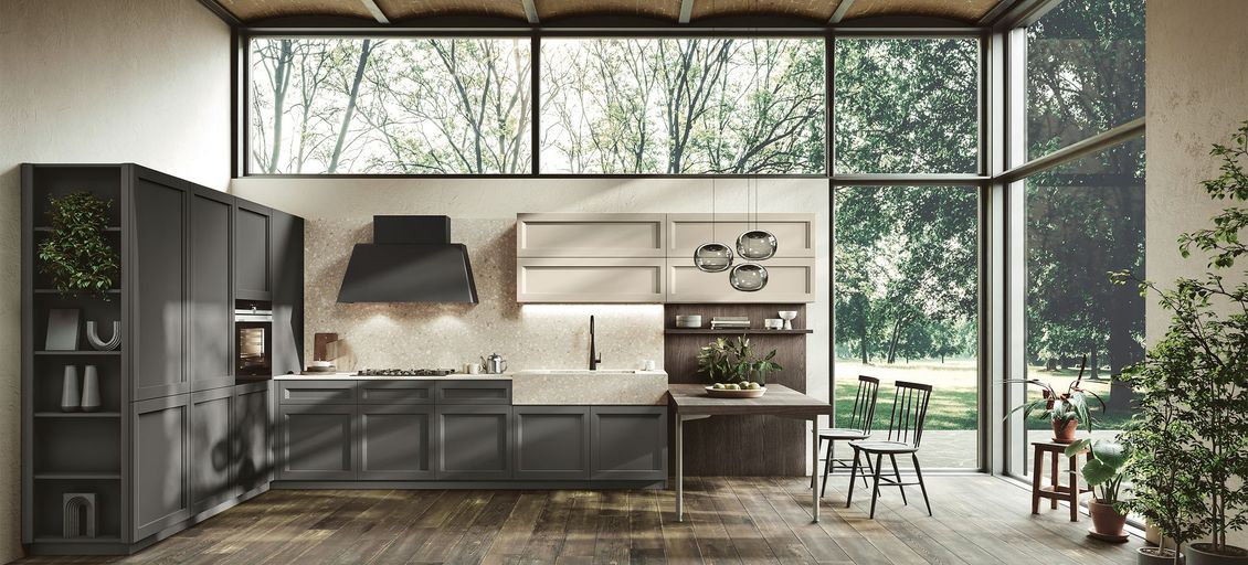 Una cucina con tavolo e sedie e un'ampia finestra.