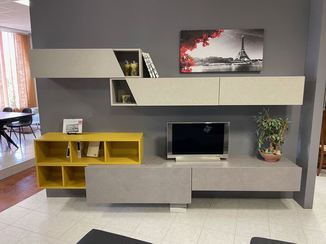 Un soggiorno con una tv e un quadro sul muro