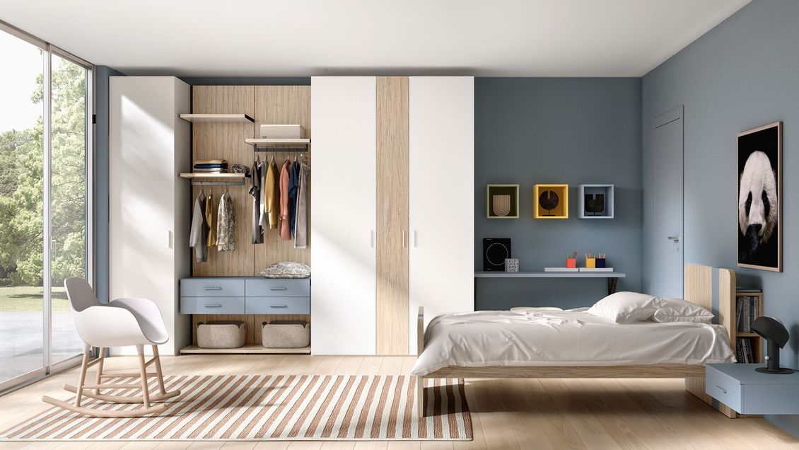 Una camera da letto con letto, armadio, scrivania e comodino.