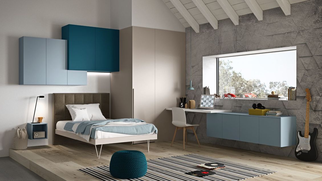 Una camera da letto con un letto, una scrivania e una finestra.