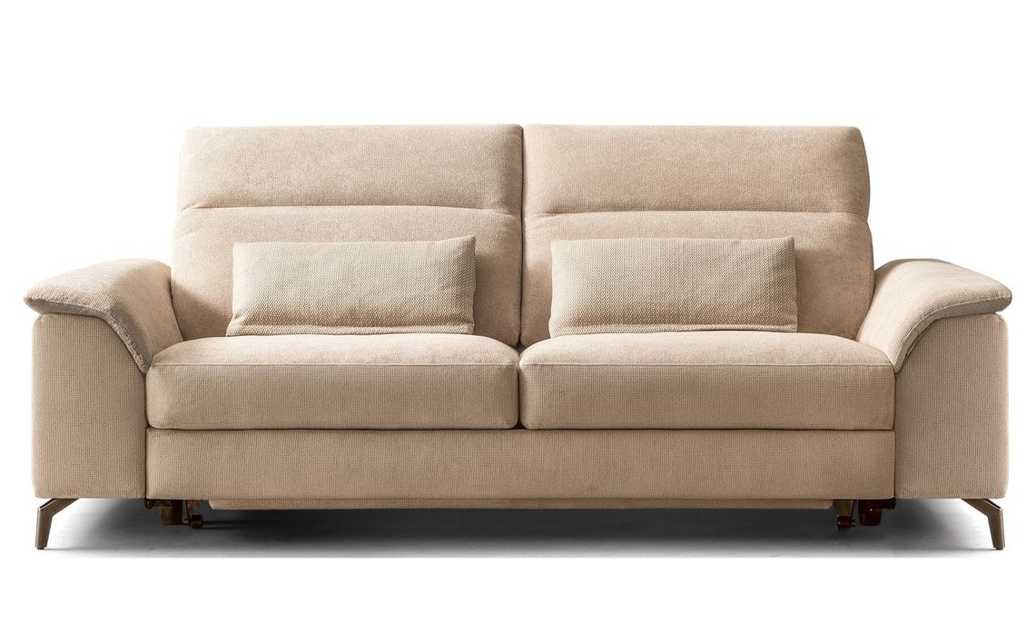 Un divano beige con due cuscini su uno sfondo bianco.