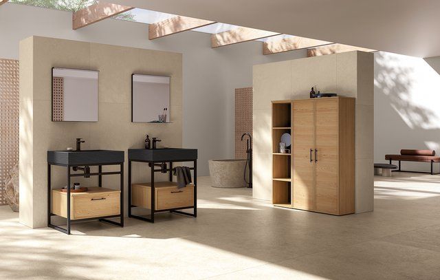 Un bagno con due lavandini, due specchi e un mobiletto.