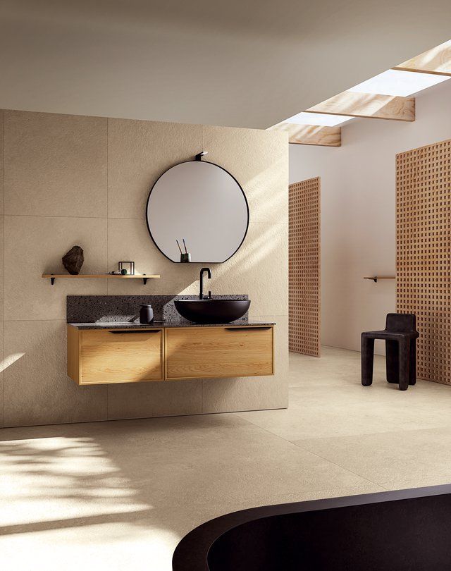 Un bagno con un lavandino uno specchio e una vasca
