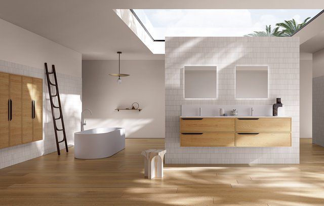 Un bagno con vasca, lavandino, specchi e mobili in legno.