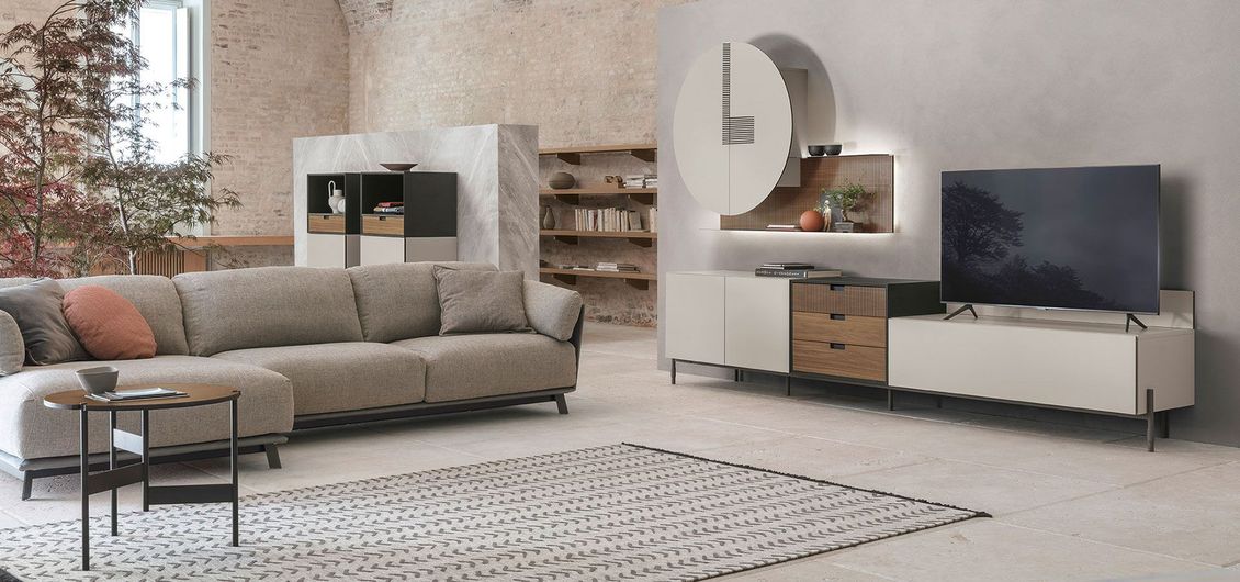 Un soggiorno con divano e tv a schermo piatto