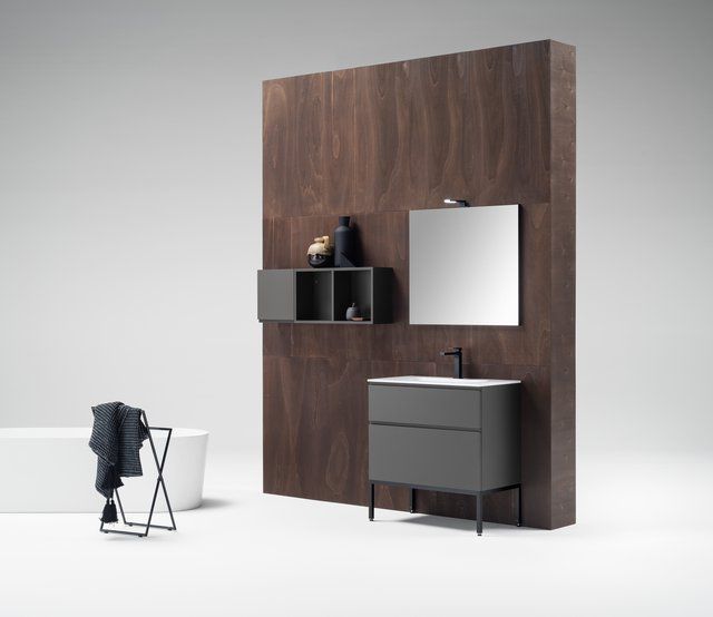 Un bagno con un lavandino uno specchio e una vasca da bagno