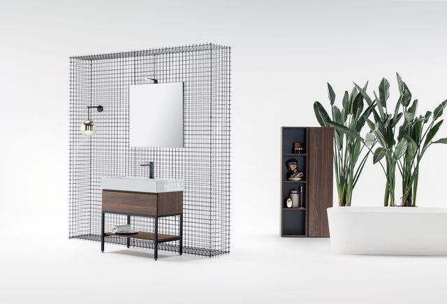 Un bagno con lavandino, specchio e vasca.