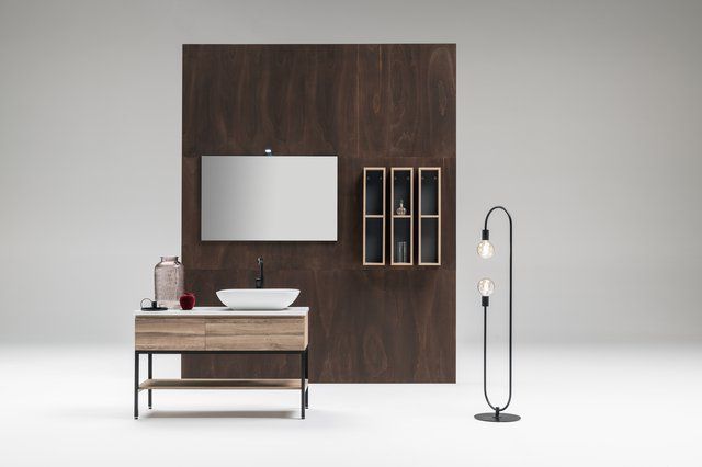 Un bagno con un lavandino uno specchio e una lampada