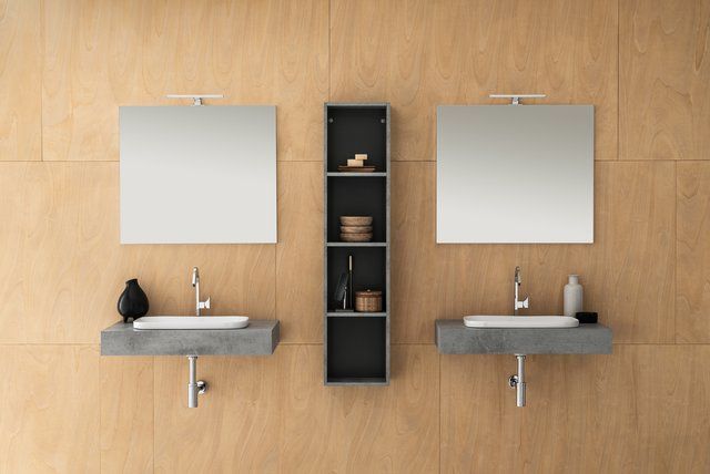 Un bagno con due lavandini e due specchi