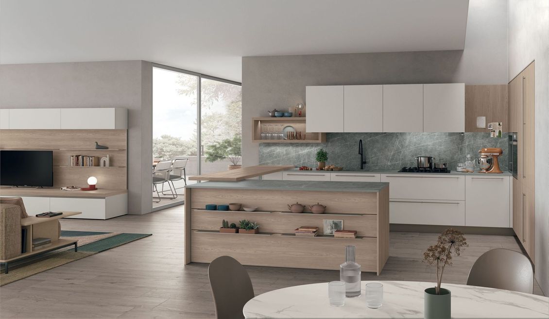 Una cucina con tavolo e sedie