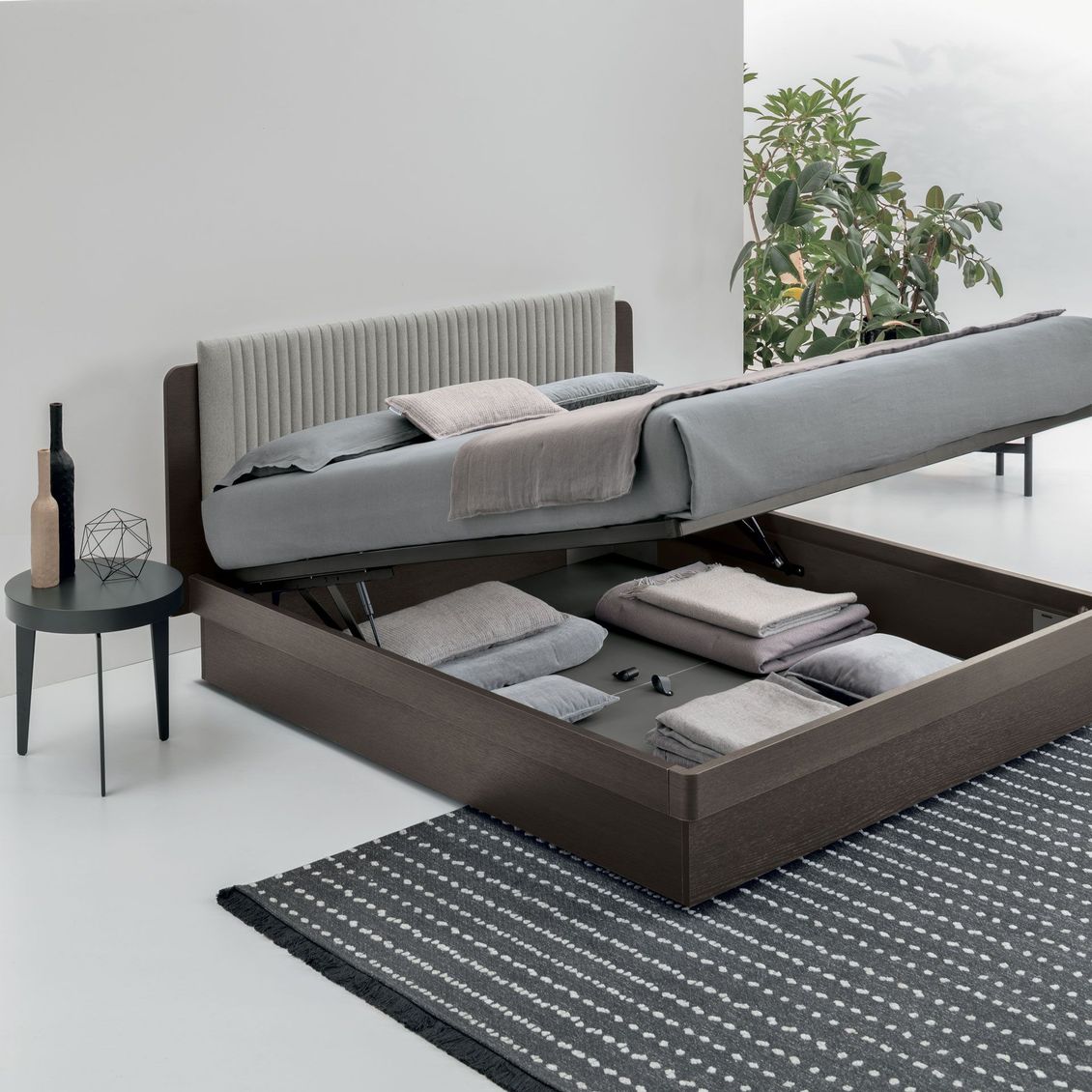 Un letto con la struttura aperta e le coperte dentro