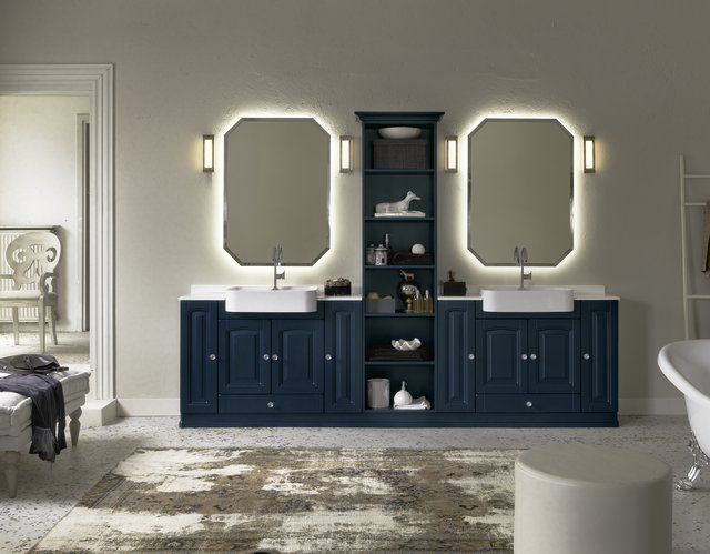 Un bagno con due lavandini e due specchi