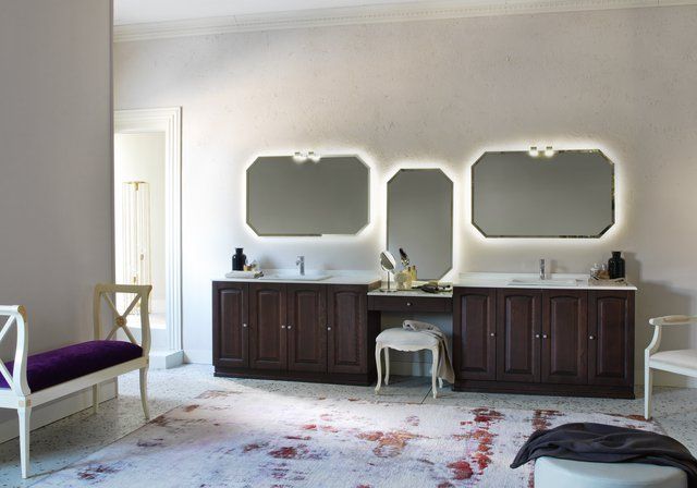 Un bagno con due lavandini e due specchi