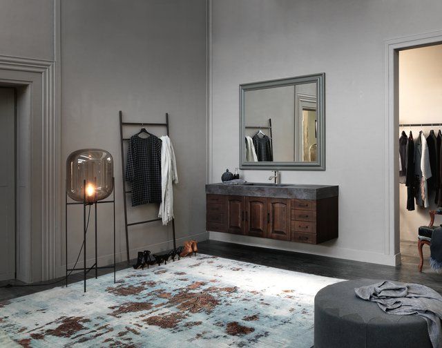 Un bagno con lavandino, specchio e tappeto