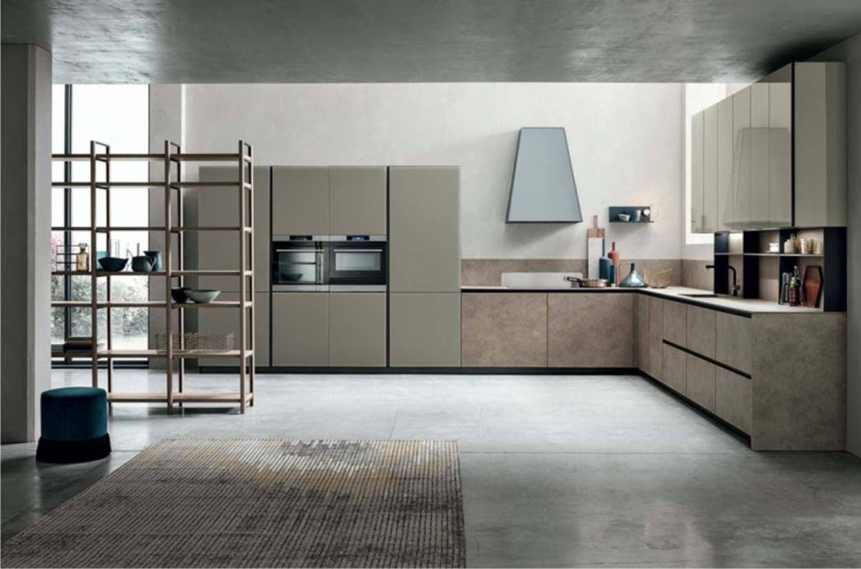 Una cucina con molti mobili ed elettrodomestici