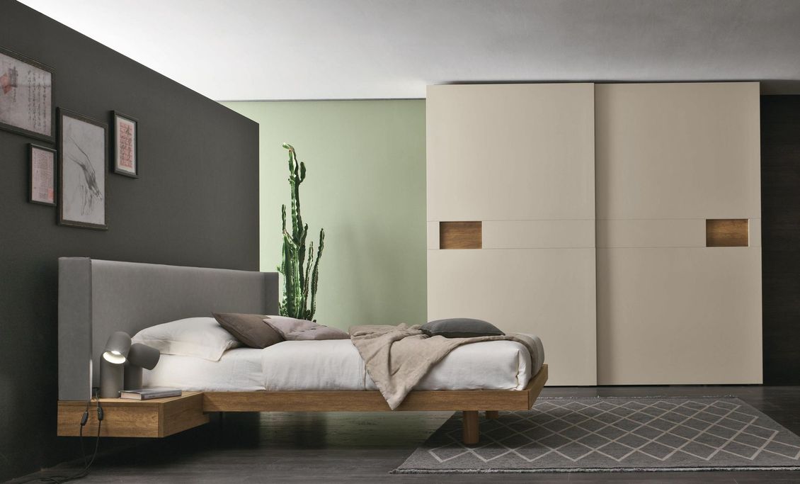 Una camera da letto con un letto e un armadio scorrevole