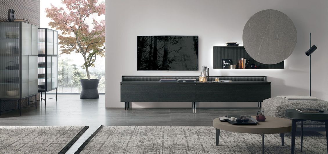 Un soggiorno con tv e tavolino