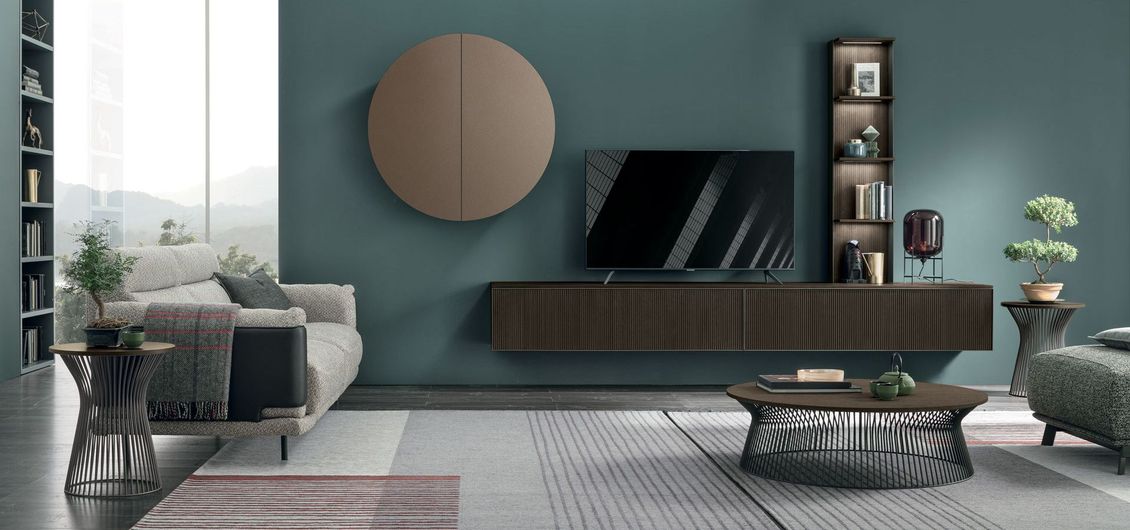 Un soggiorno con divano, tavolino e televisione.