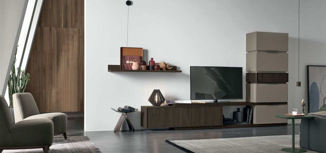 Un soggiorno con divano, sedia e televisione