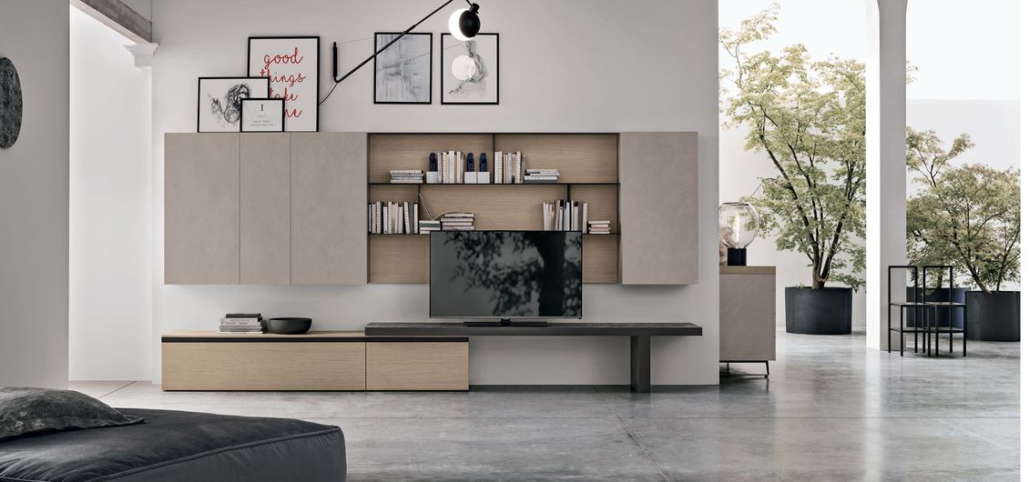 Un soggiorno con TV a schermo piatto e divano