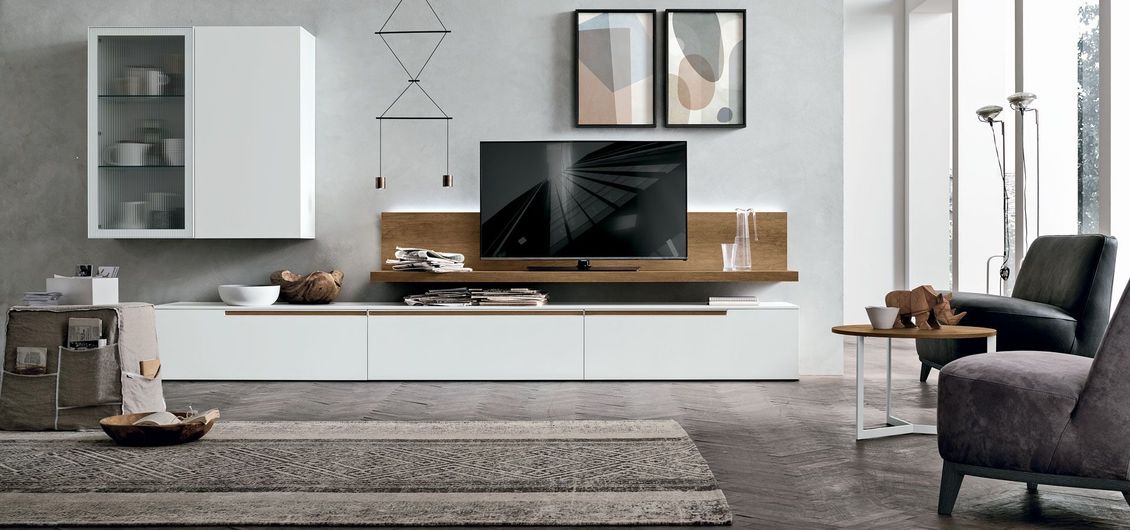 Un soggiorno con una televisione e una sedia