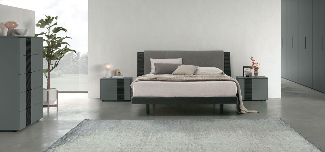 Una camera da letto con un letto e un tappeto sul pavimento