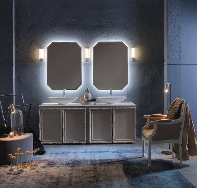 Un bagno con due lavandini e due specchi